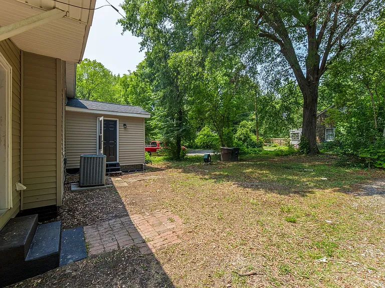 1320 W Friendly Ave — Photo 30
