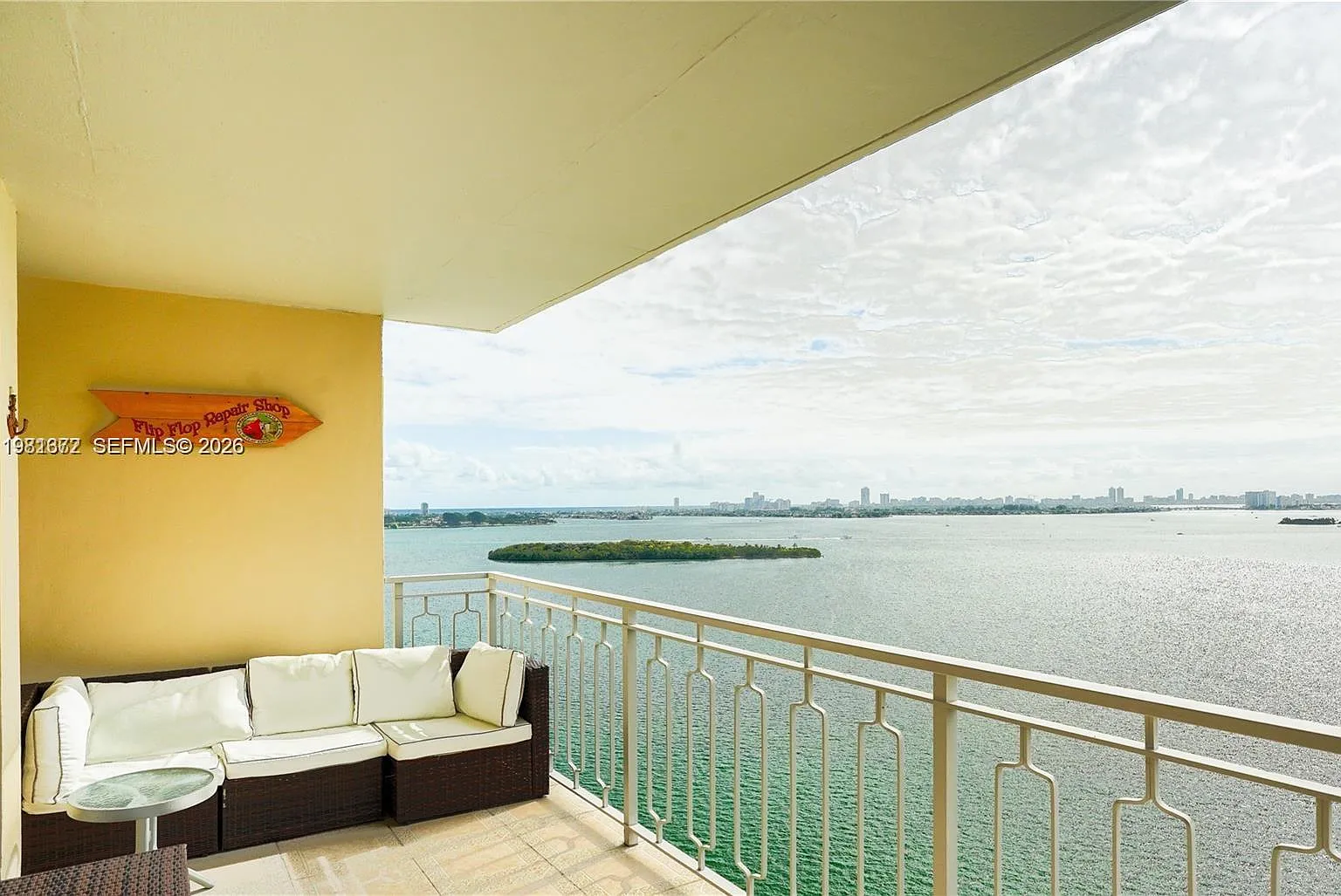Jockey Club Condo — Photo 2