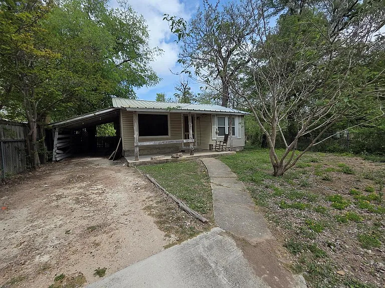 3414 Riverside Dr — Photo 1
