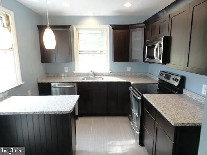 3 bed, 1.0 bath, 910 sqft, $1,950 — Photo 4