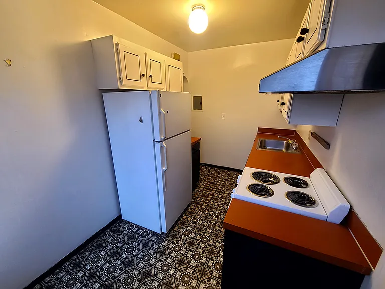 1820 E Thomas St #8 — Photo 4