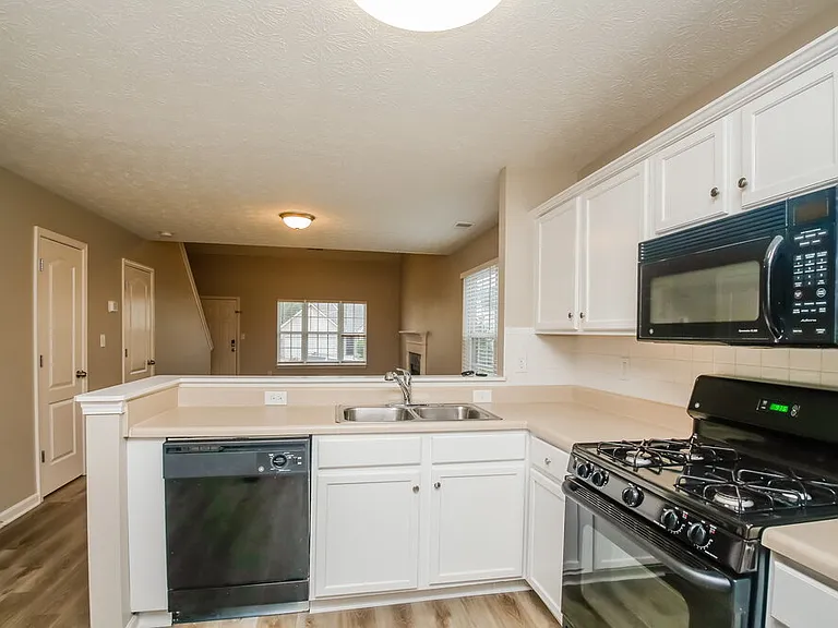 100 Saint Ann Cir — Photo 9