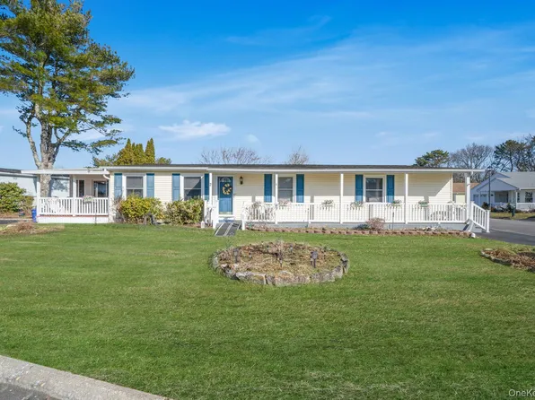 2 Dogwood Lane, Manorville, NY 11949