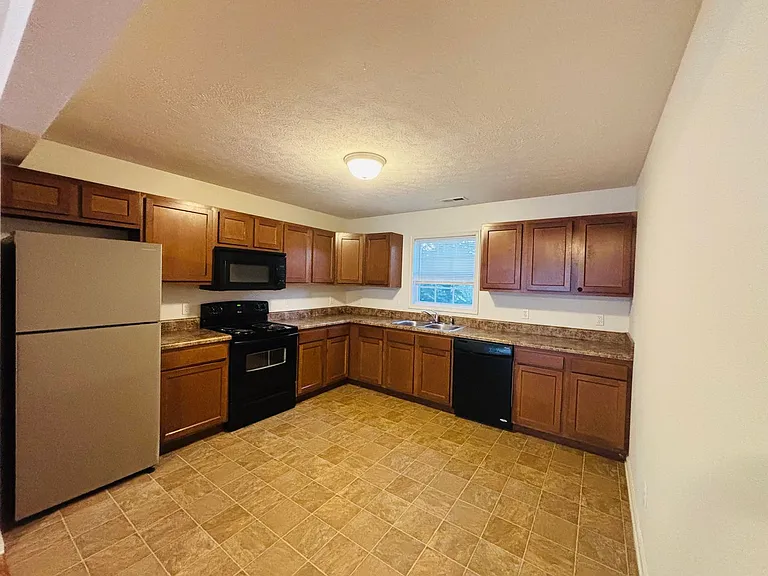 40 Station Ln NE — Photo 4