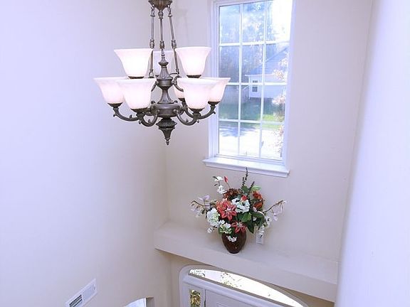 2 story foyer with hardwood floor