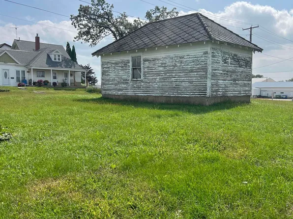 201 N Melden St, Calmar, IA 52132