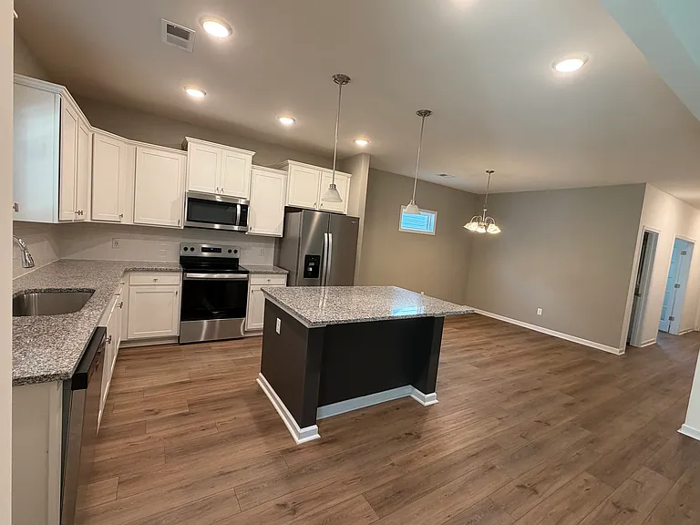 1102 Silverbend Trl — Photo 7