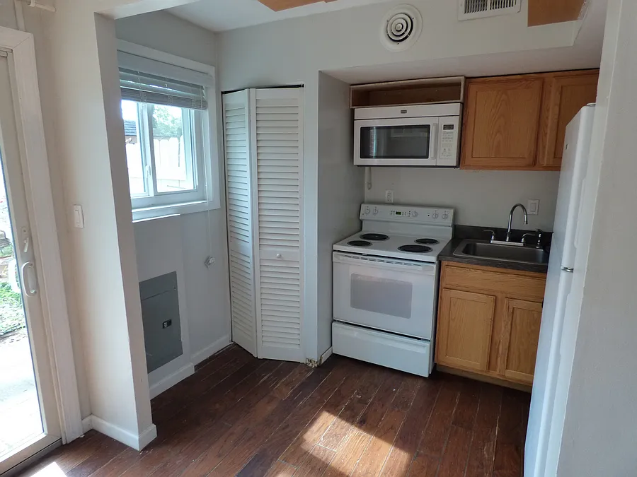 1208 Westview Terrace — Photo 2