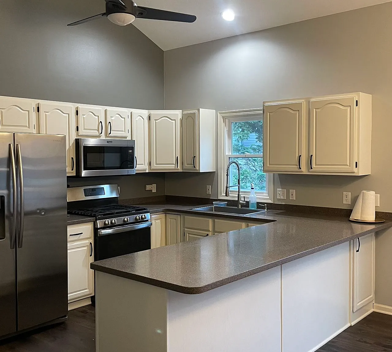 3 bed, 2930 sqft, $2,600 — Photo 2