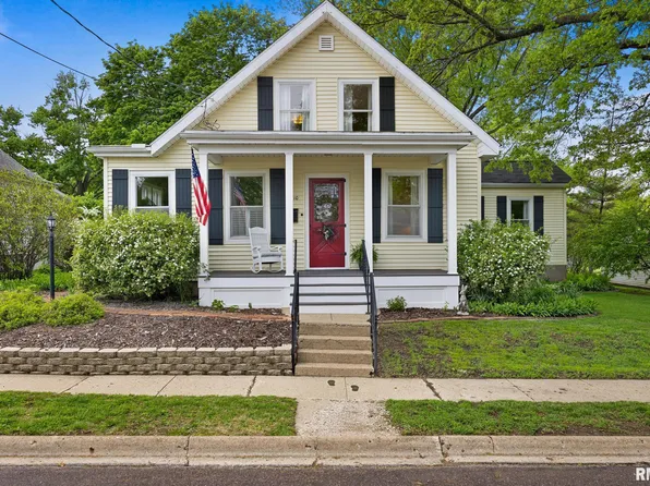 110 N Elm St, Washington, IL 61571