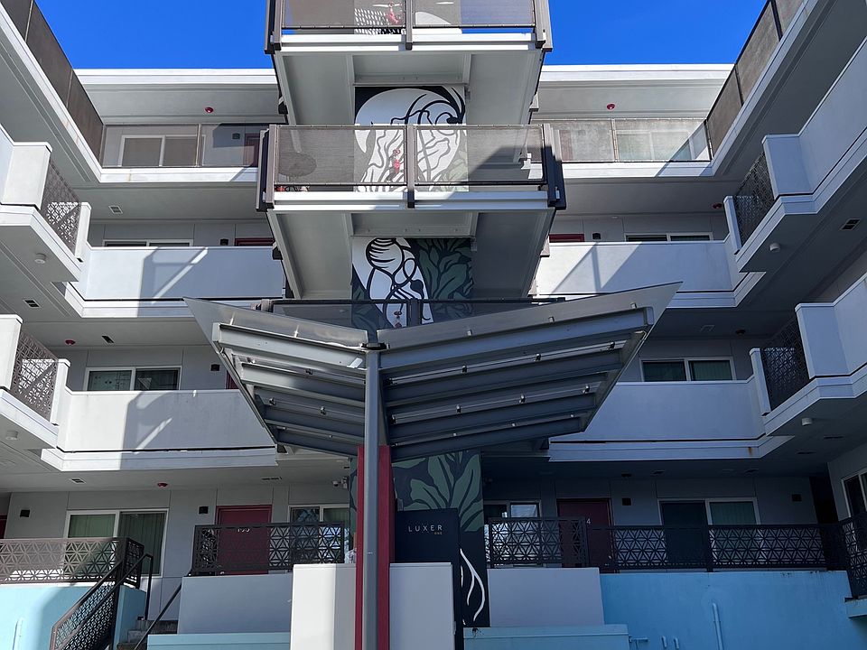 This complex features a large, sunny courtyard!