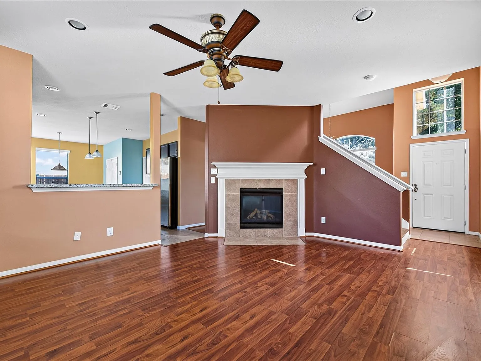 3 bed, 3.5 bath, 2082 sqft, $2,300 — Photo 3