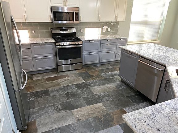 5th image of 403 Bellaire Oaks Dr