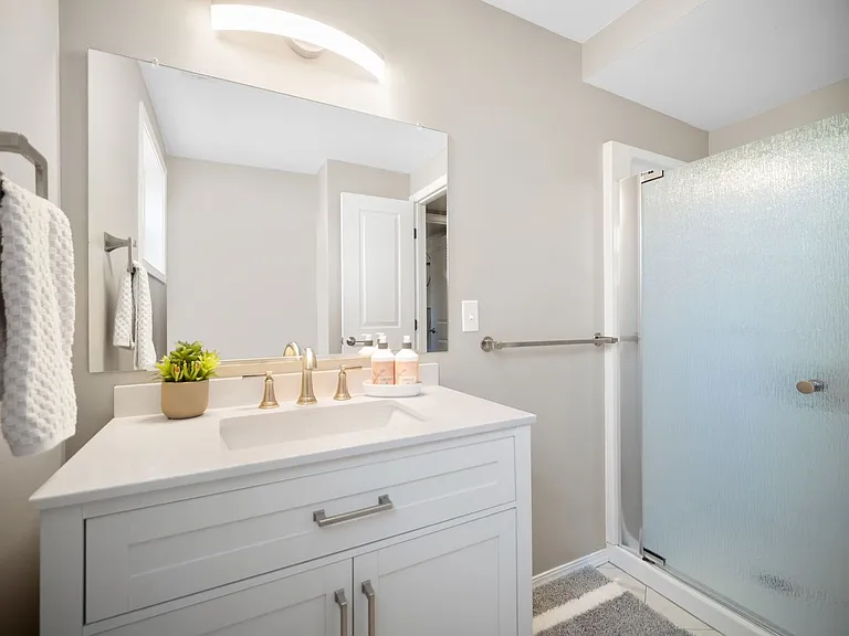 107 E Regina Ave — Photo 31