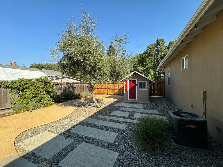 498 Johnston St — Photo 30