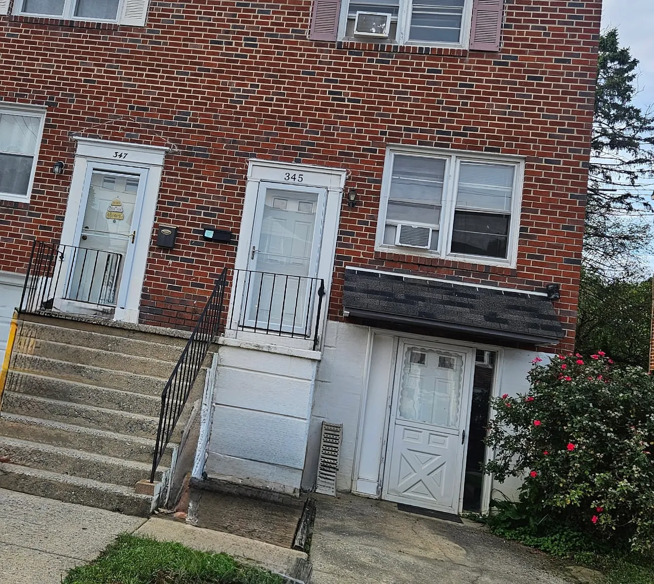 3 bed, 1.5 bath, 1200 sqft, $2,400 — Photo 1