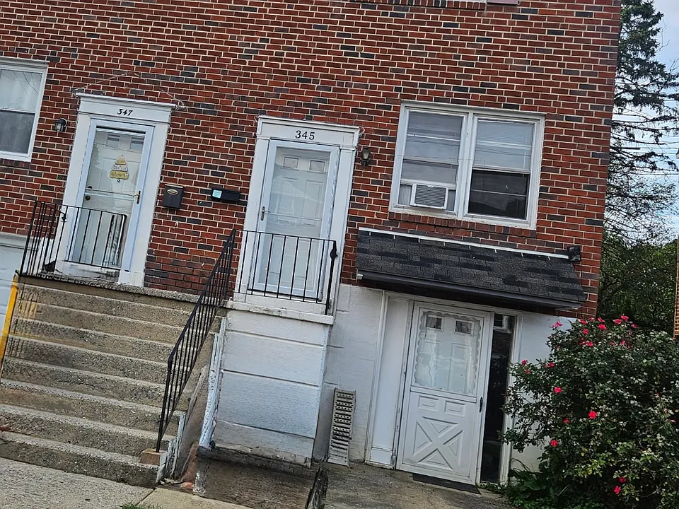 345 Mary St