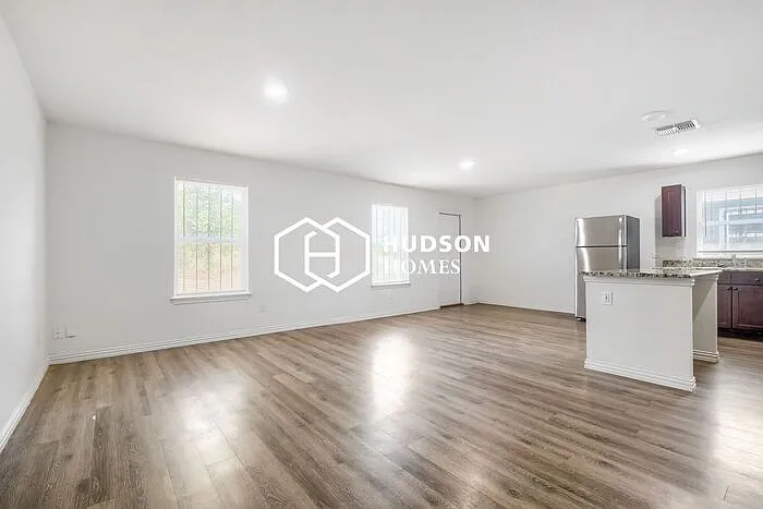 3 bed, 2.0 bath, 1298 sqft, $1,699 — Photo 3