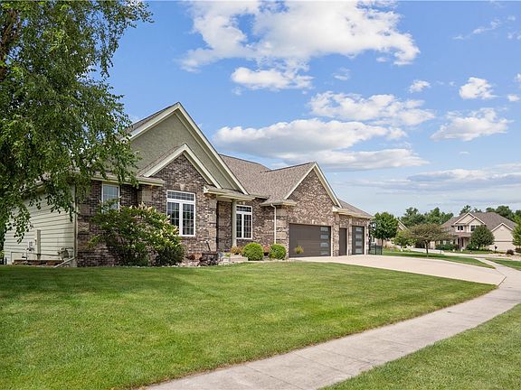 3rd image of 4124 NE Hillcrest Ct