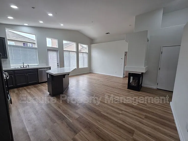 4888 Ellington St — Photo 8