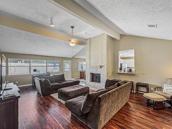 4th image of 2419 Portland Dr