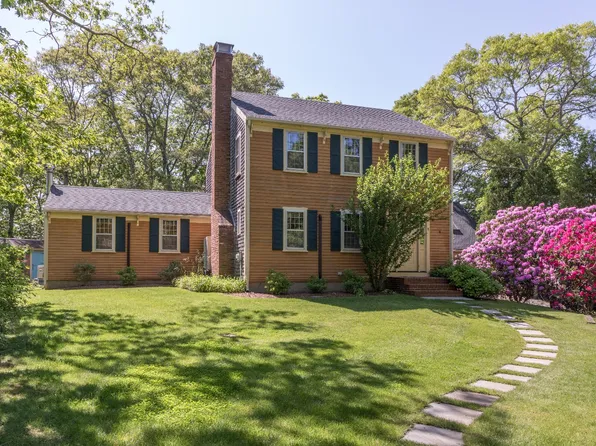 8 School House Village Rd, Vineyard Haven, MA 02568