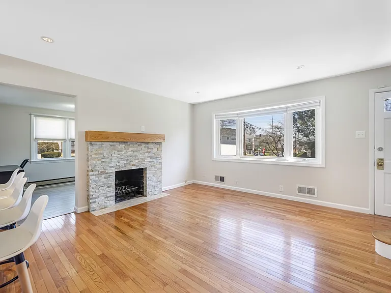 262 James St — Photo 7