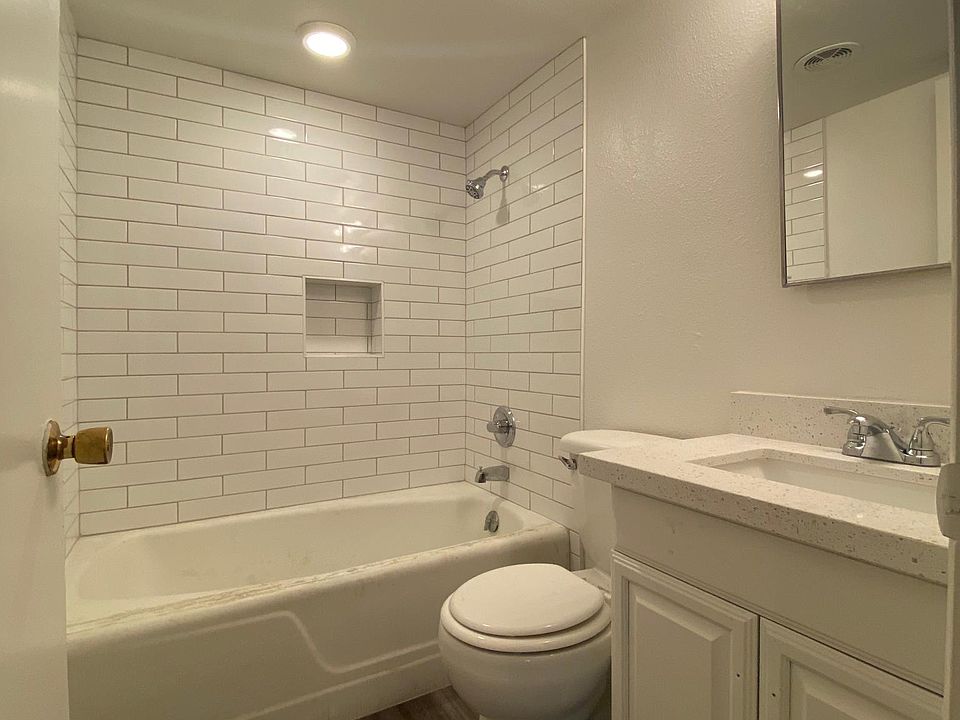 Freshly renovated guest bathroom!