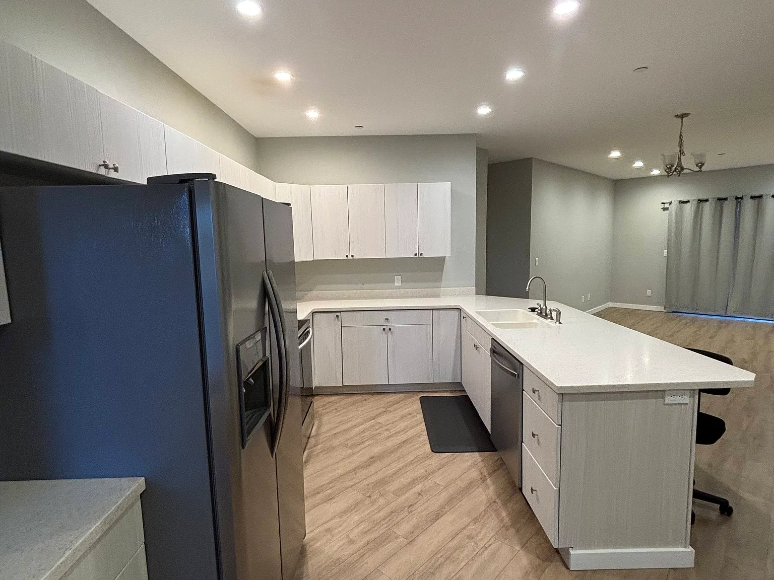 3 bed, 1569 sqft, $4,450 — Photo 3