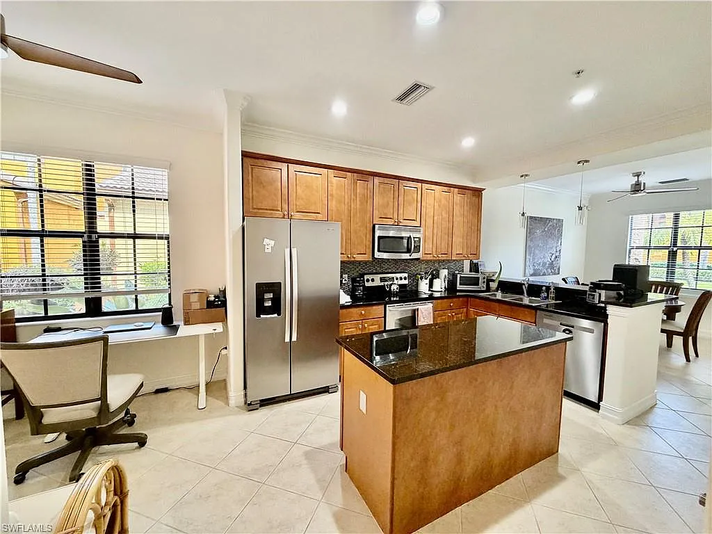 3 bed, 2.5 bath, 1729 sqft, $3,900 — Photo 4