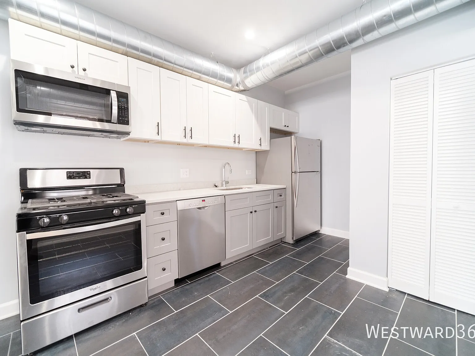 Beautiful updated 3b/2b in Ravenswood Manor — Photo 1