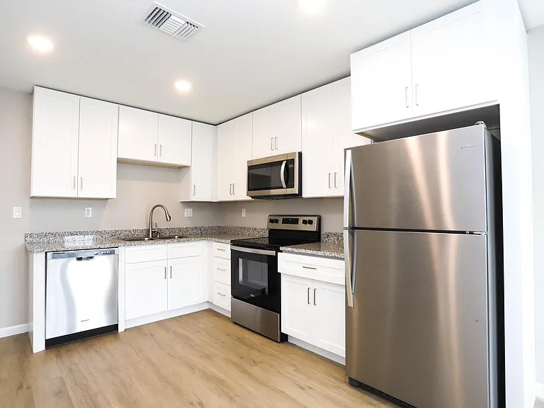 Royal Oak Apartments — Photo 17