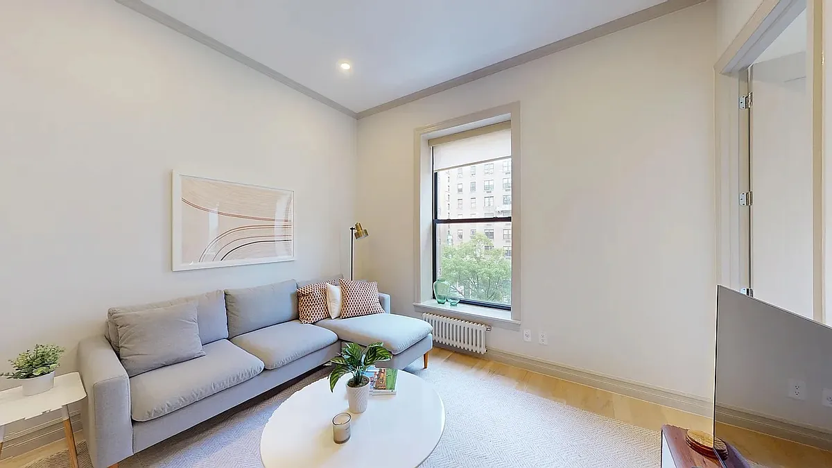 Photo 2 of 18 - 250 W 91st St #5B - Manhattan, NY Building Photo - 250 W 91st St #5B