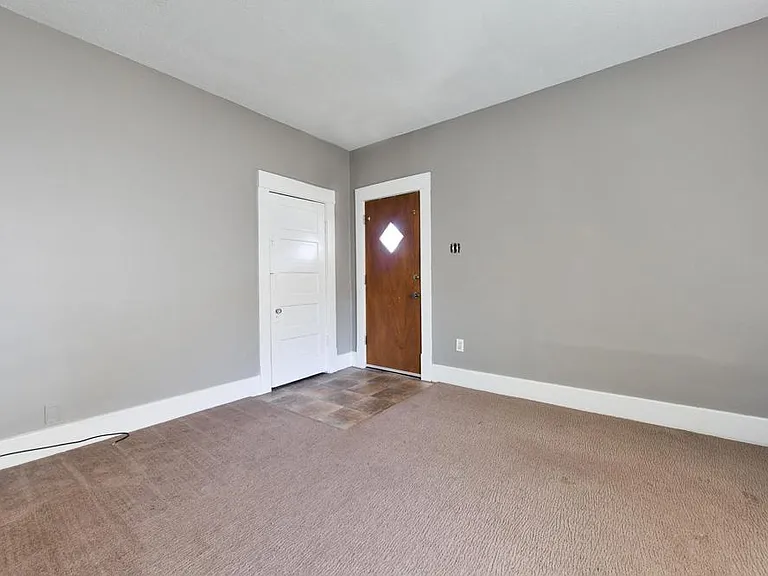 4522 S 40th St — Photo 2