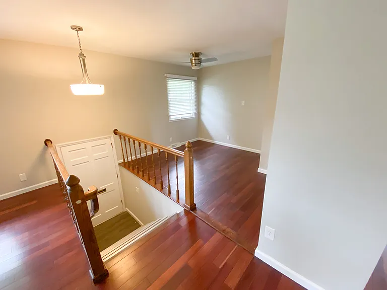 872 Summerville Dr — Photo 2