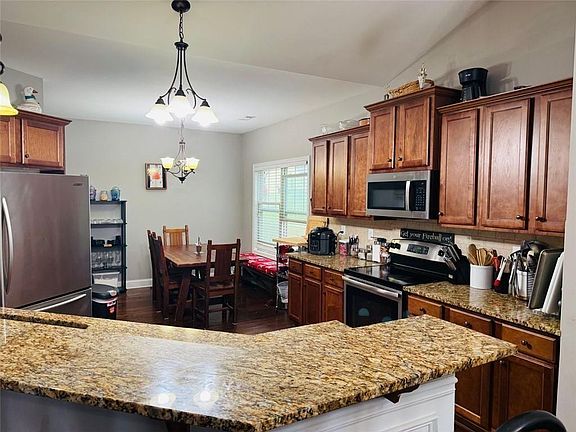 4th image of 239 Summergate Ln