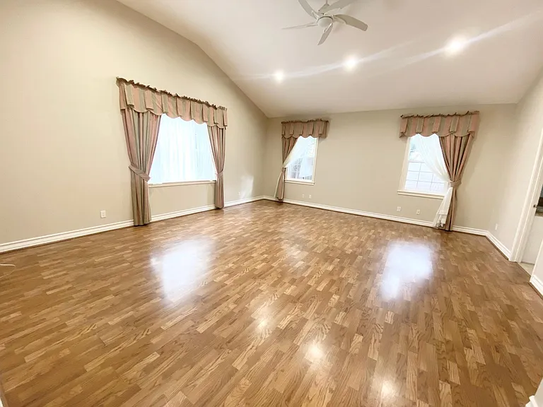 5960 Topeka Dr — Photo 17