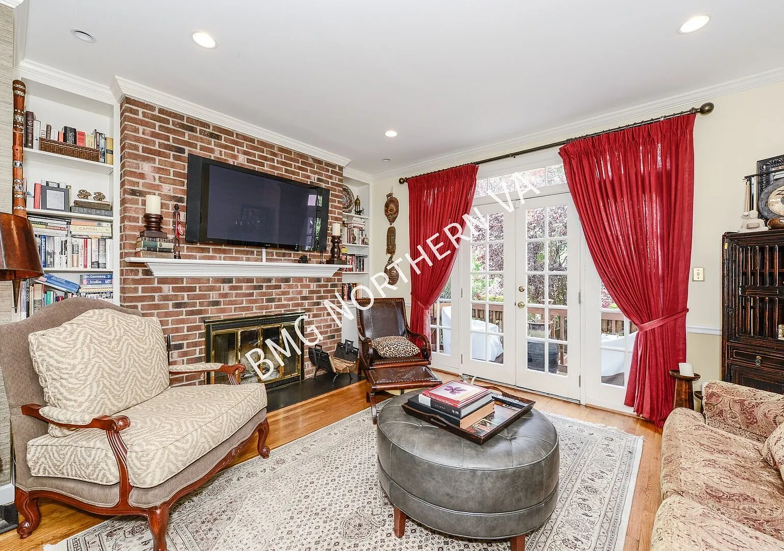 Stunning 3 Bed 3.5 Bath End-Unit Brick Townhome In Carriage Works — Photo 2
