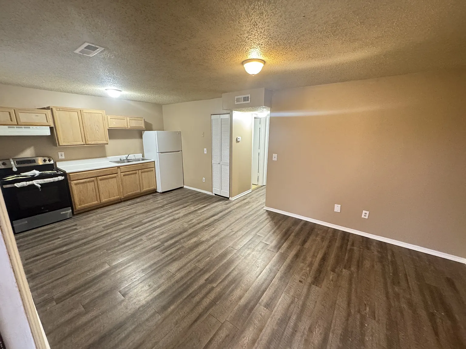 2 bed, 1.0 bath, 900 sqft, $800 — Photo 2