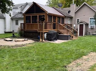 237 James St, Geneva, IL 60109