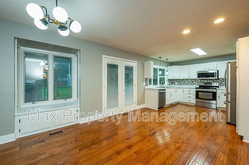 3 bed, 3.0 bath, 1756 sqft, $2,095 — Photo 2