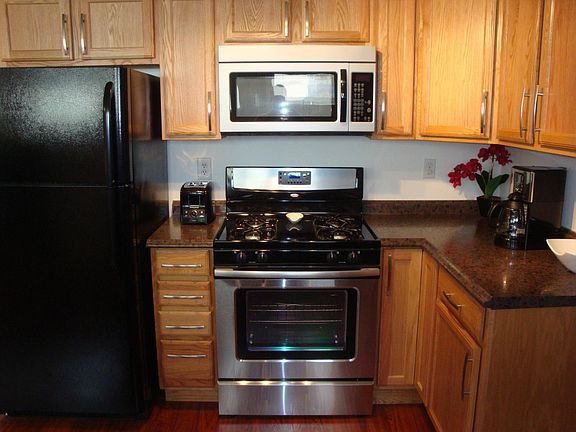 Kitchen - Refrigerator/Range