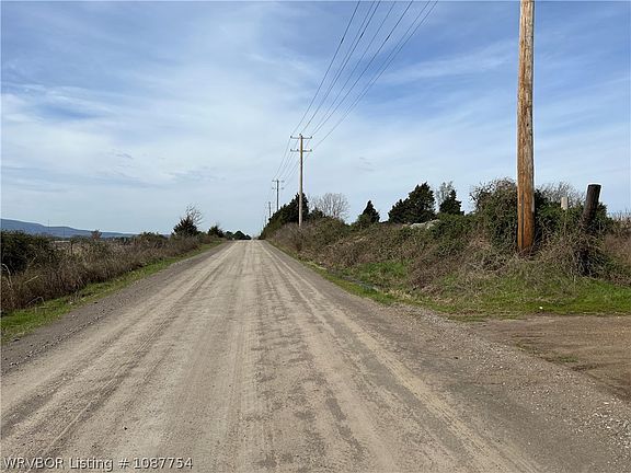 2nd image of 16978 Knot Hole Rd