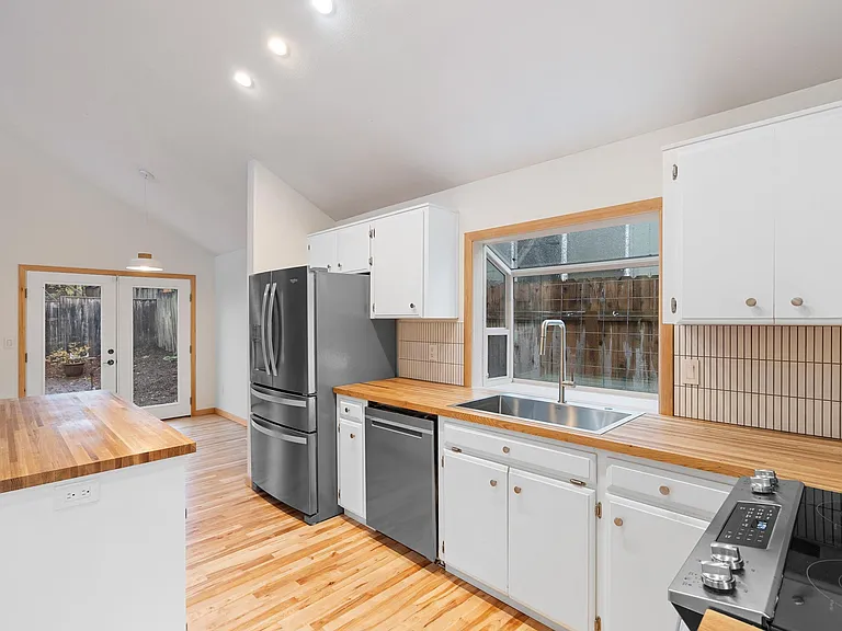 10946 SW 65th Ave — Photo 5