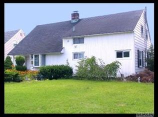 2 Spoke Ln, Levittown, NY 11756