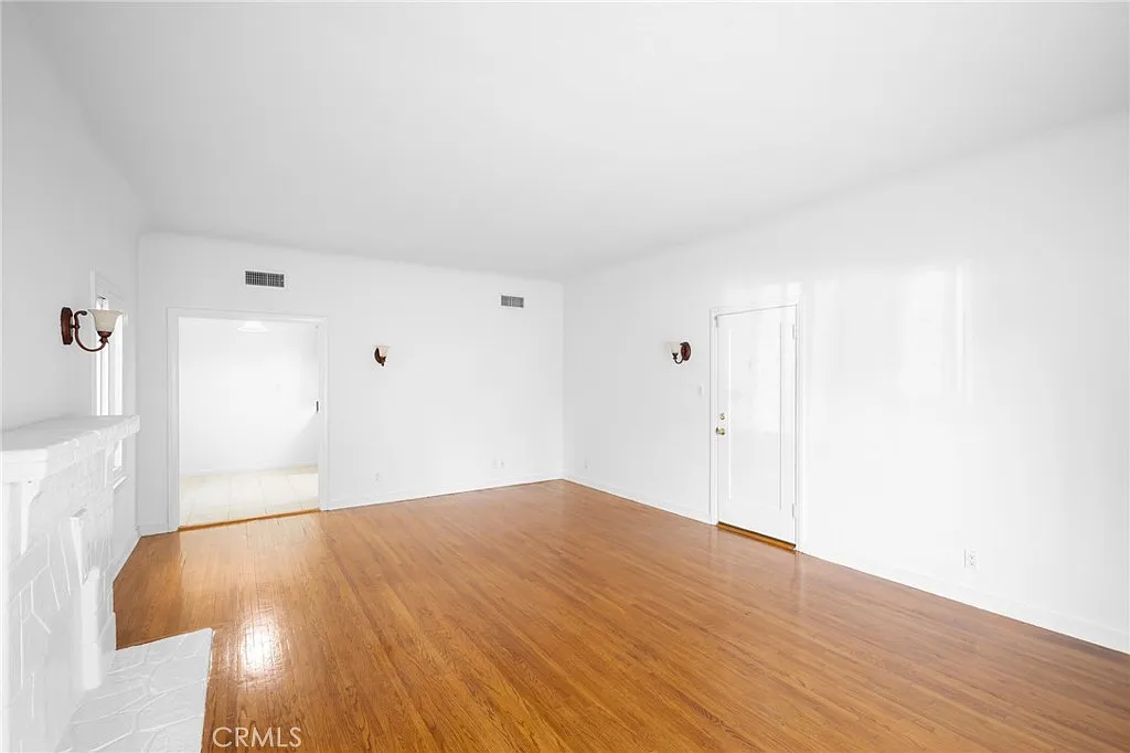 218-216 E Windsor Rd — Photo 4