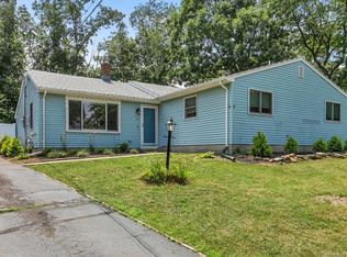 15 Briarwood Ln, Branford, CT 06405