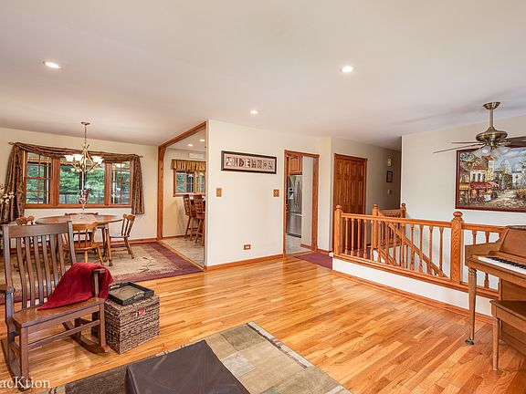 5th image of 21W725 Glen Valley Dr
