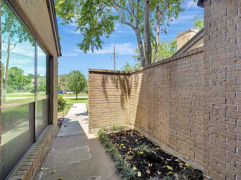 16570 Space Center Blvd — Photo 37