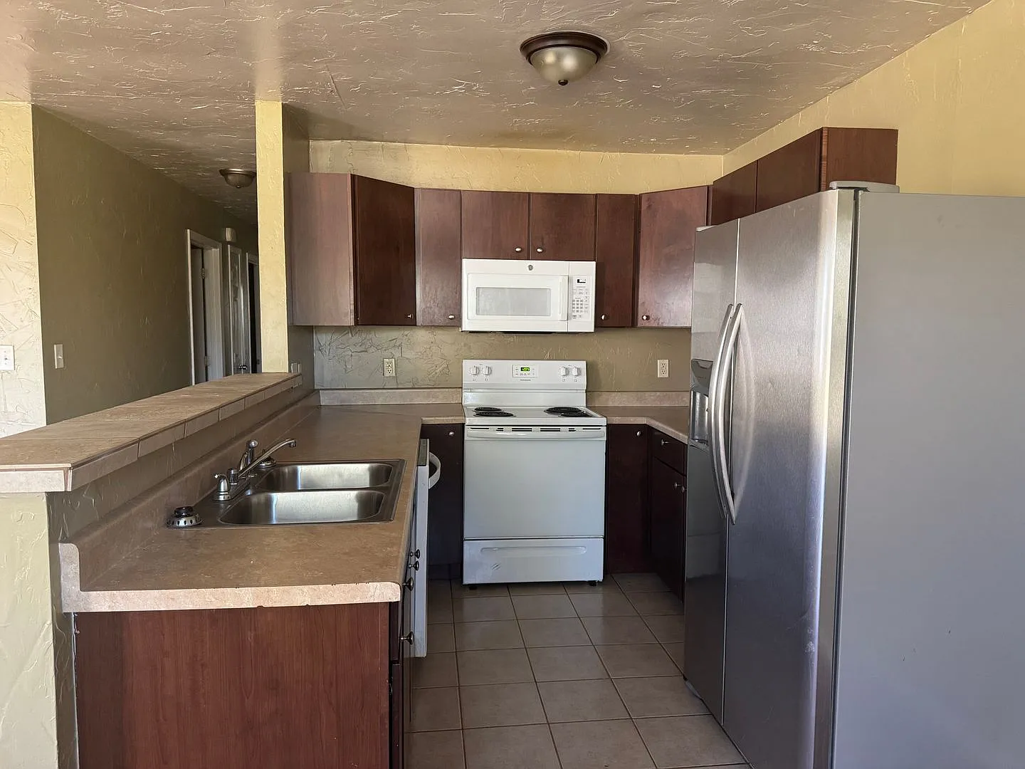 570 W Sterling Price — Photo 3